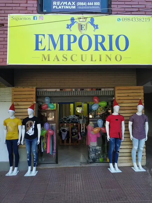 Fachada de Emporio Masculino con el cartel amarillo, en el centro de Ciudad del Este